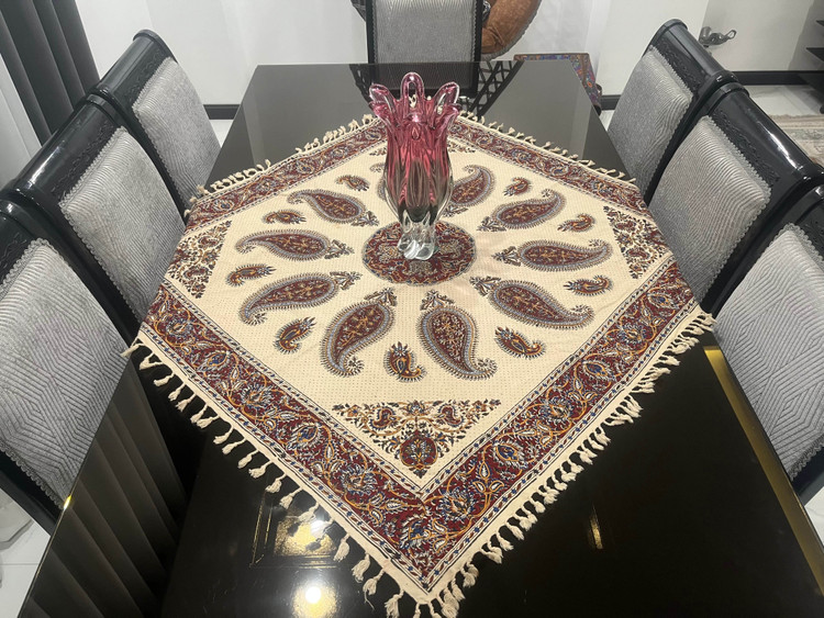 رومیزی مربع قلمکار اصفهانی 100*100 کرم قرمز مدل 2