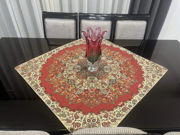رومیزی مربع رنگین کمان رنگ قرمز