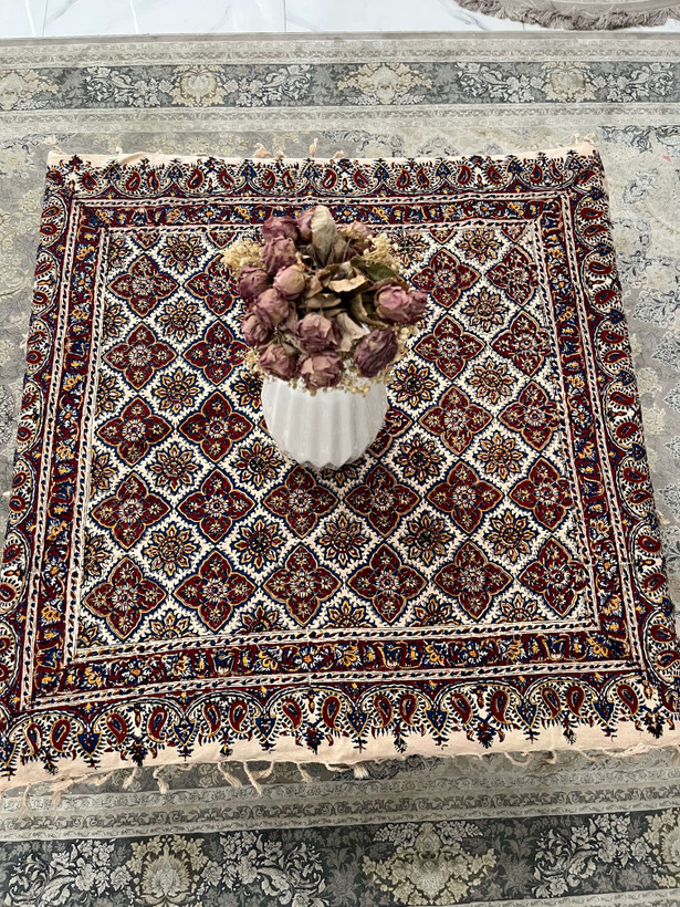 رومیزی مربع قلمکار اصفهان 100*100 کرم قرمز مدل 3