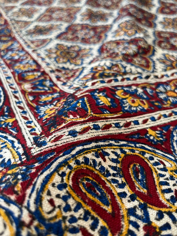 رومیزی مربع قلمکار اصفهان 100*100 کرم قرمز مدل 3