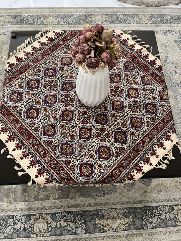 رومیزی مربع قلمکار اصفهان 100*100 کرم قرمز مدل 5
