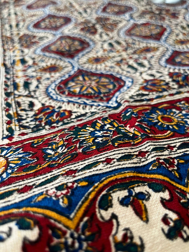 رومیزی مربع قلمکار اصفهان 100*100 کرم قرمز مدل 5