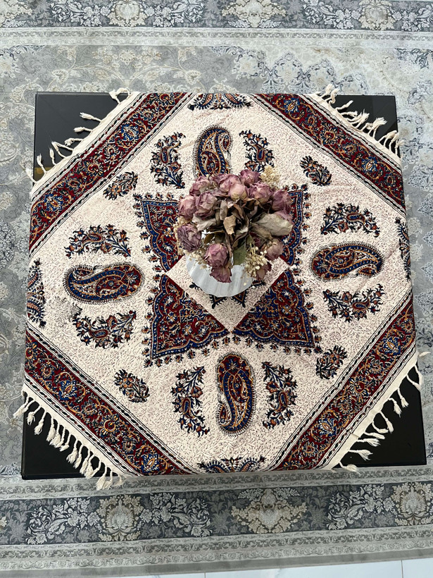 رومیزی مربع قلمکار اصفهان 100*100 کرم قرمز مدل 6
