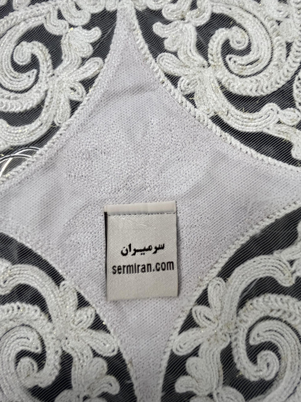 رومیزی گیپور گل برجسته ۳ تکه مبل و عسلی سرمیران، طرح گلدار رنگ کالباسی