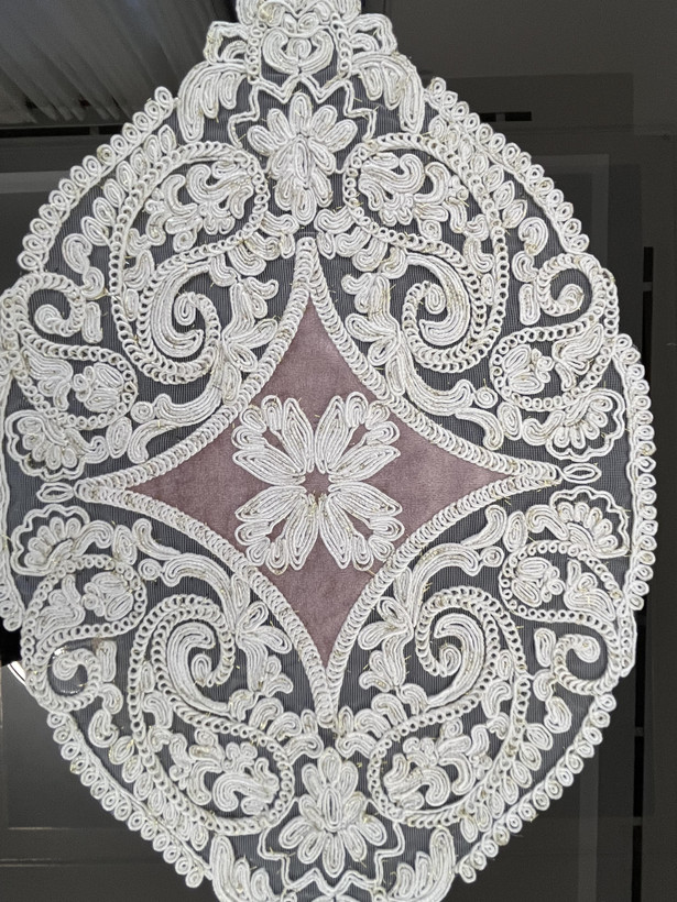 رومیزی گیپور گل برجسته ۳ تکه مبل و عسلی سرمیران، طرح گلدار رنگ کالباسی
