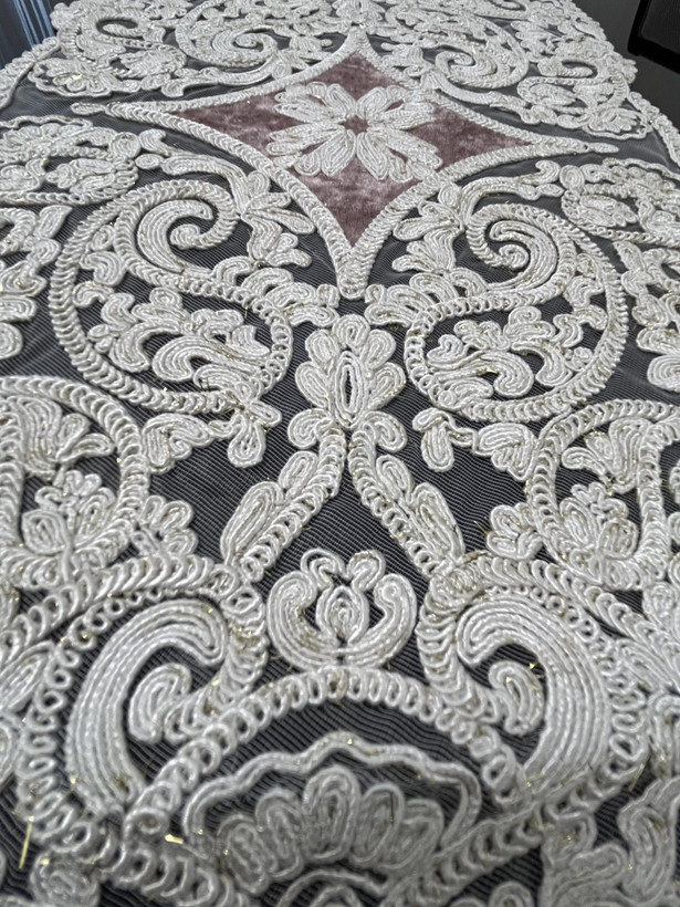 رومیزی گیپور گل برجسته ۳ تکه مبل و عسلی سرمیران، طرح گلدار رنگ کالباسی