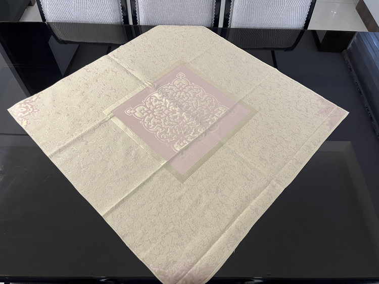 رومیزی مخمل طلاکوب طرح پتینه رنگ کرم کالباسی