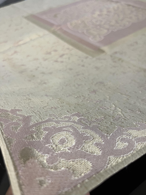 رومیزی مخمل طلاکوب طرح پتینه رنگ کرم کالباسی