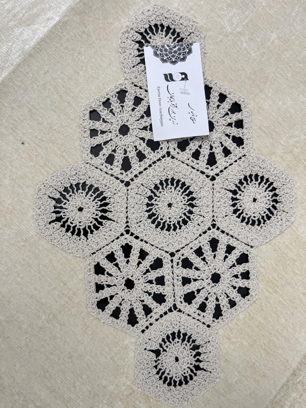 رومیزی مخمل قلاب باف رنگ کرم