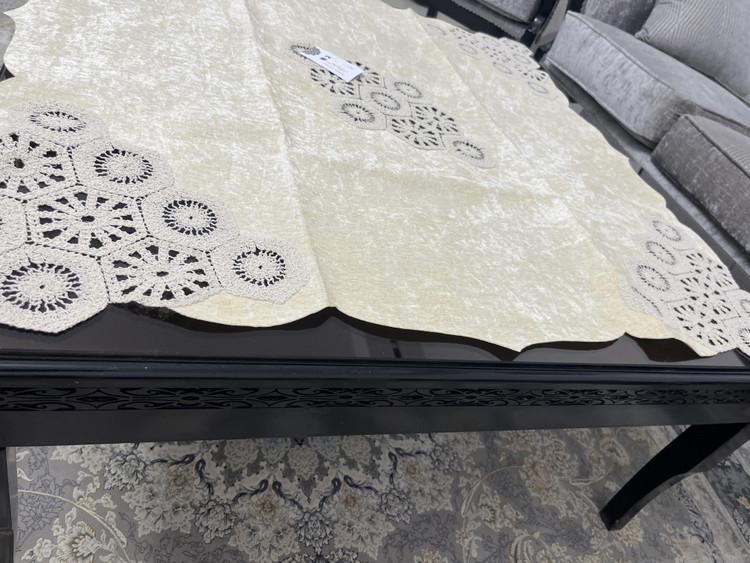 رومیزی مخمل قلاب باف رنگ کرم
