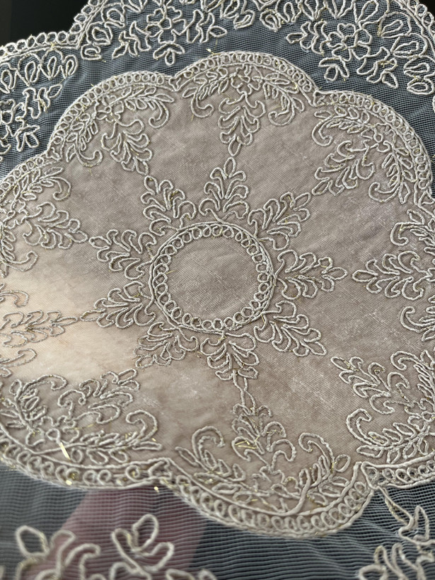 ست رومیزی گرد گیپور دانتل سنگدوزی 3 تکه رنگ کرم نسکافه ای