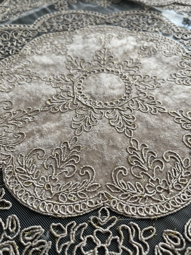 ست رومیزی گرد گیپور دانتل سنگدوزی 3 تکه رنگ کرم نسکافه ای